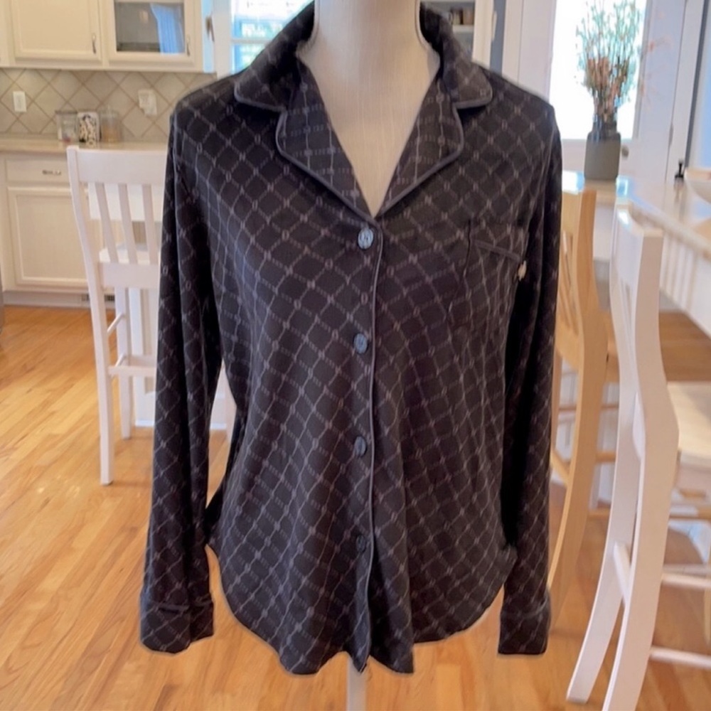 💜 5 for $25 or 3 for $18 DKNY black pajama top
